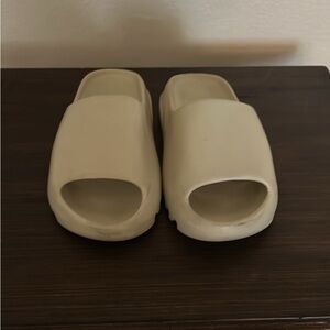 Yeezy Slide “Bone”